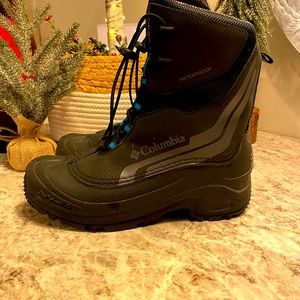 Boys Columbia winter boots, size 7.